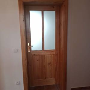 Modřínové interiérové dveře s kováním Elegant a sklem Matelux