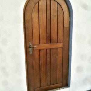 Masivní dubové dveře s obloukem, natřeny lazurou