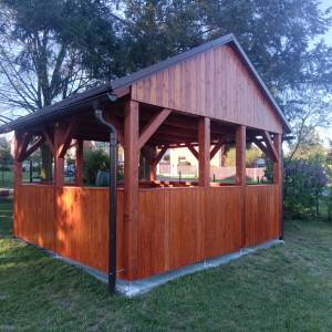 Dřevěný Altánek z KVH hranolu natíraný lazurou Remmers, vytvořeno pobití z palubek  a se střešní krytinou  šindel