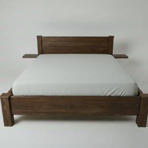 Borovicová postel s poličky s vestavěnou zásuvkou, nátěr pigmentovaný olej Adler. Rozměr 160x200 cm. Cena od 30 000 kč