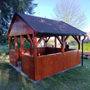 Dřevěný altán z KVH hranolu, okapové svody, nátěr remmers a asvaltová krytina